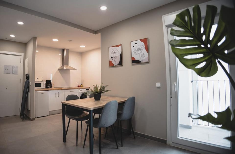 Kitchen or kitchenette, Dining area