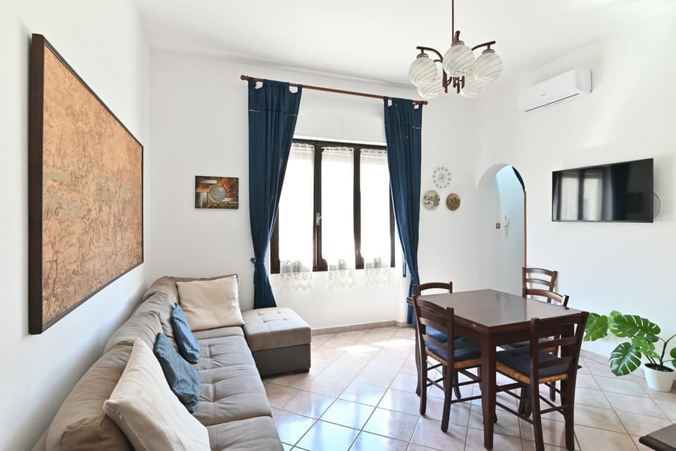 TV and multimedia, Living room, Seating area, air conditioner