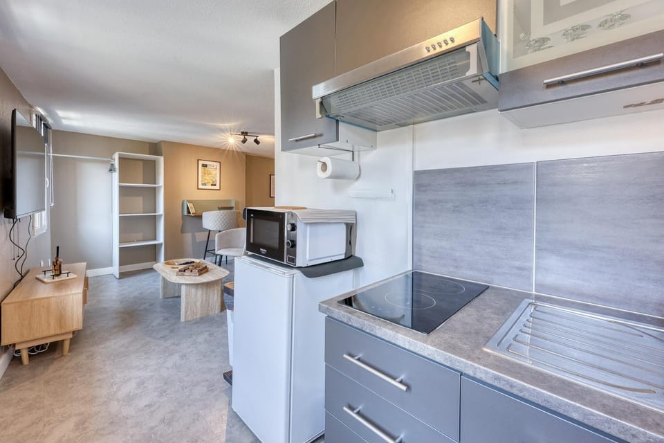 Kitchen or kitchenette, stove