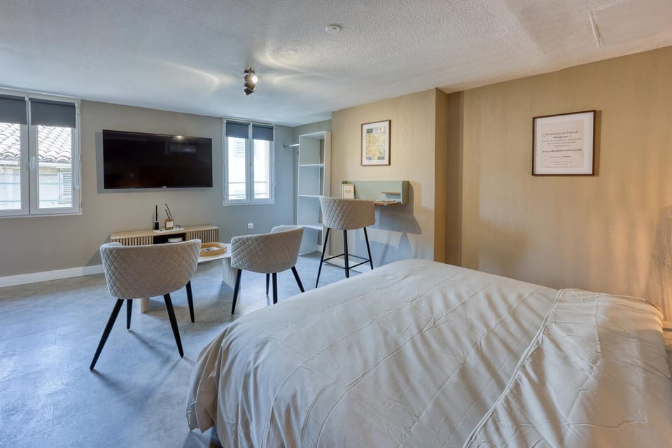 Living room, Photo of the whole room, Seating area, Bedroom
