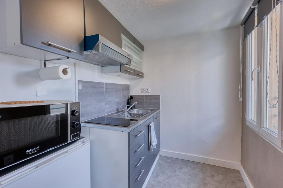 Kitchen or kitchenette, stove