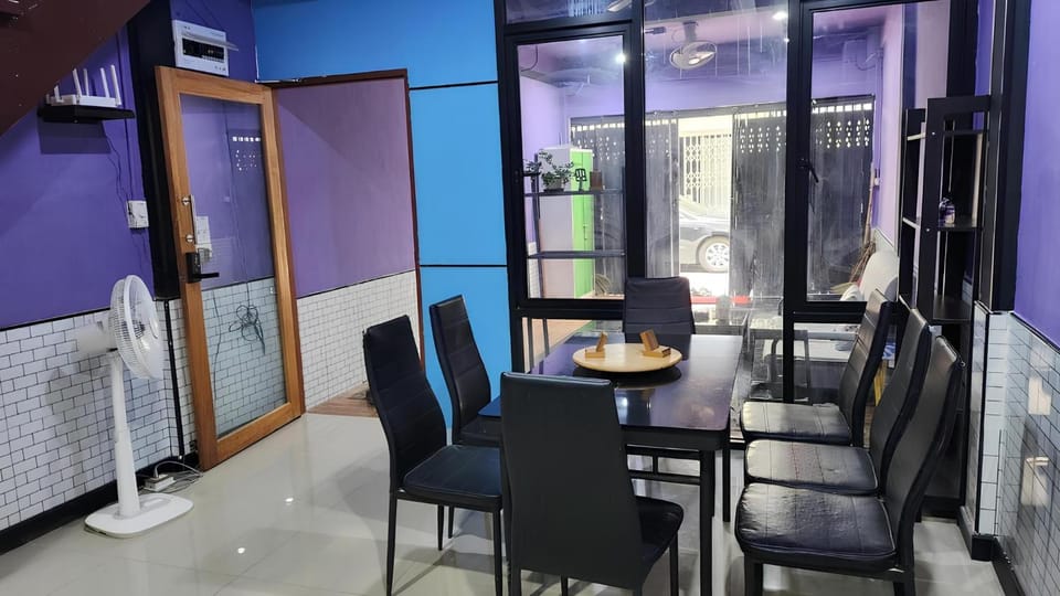Property building, Restaurant/places to eat, Living room, Seating area