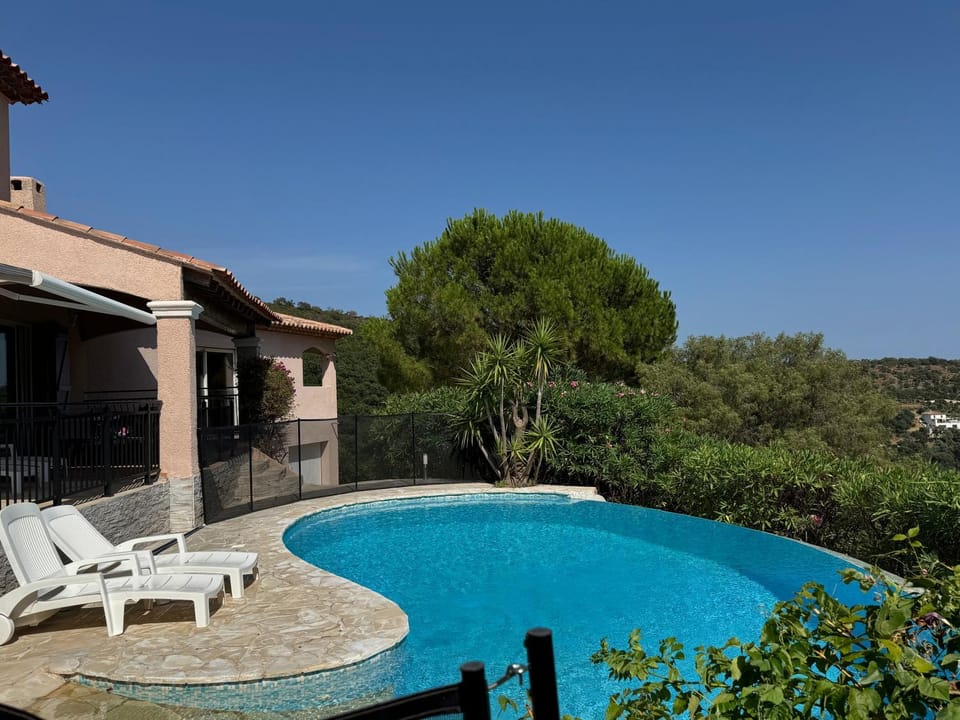 Swimming pool, sunbed