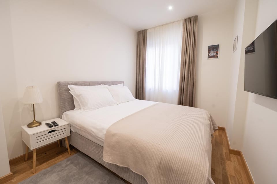 Communal lounge/ TV room, Bed, TV and multimedia, Bedroom
