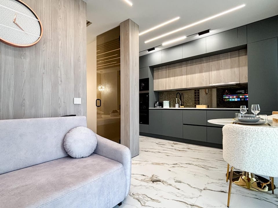 Cloud Nine Airport Residence- Free Parking, king Apartment in Cluj-Napoca