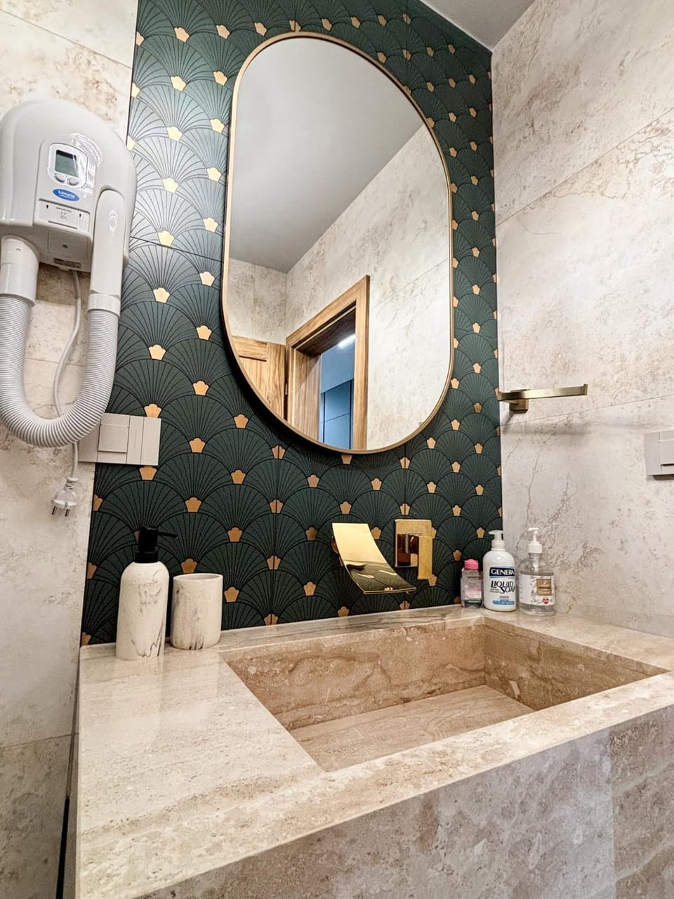 Cloud Nine Airport Residence- Free Parking, king Apartment in Cluj-Napoca