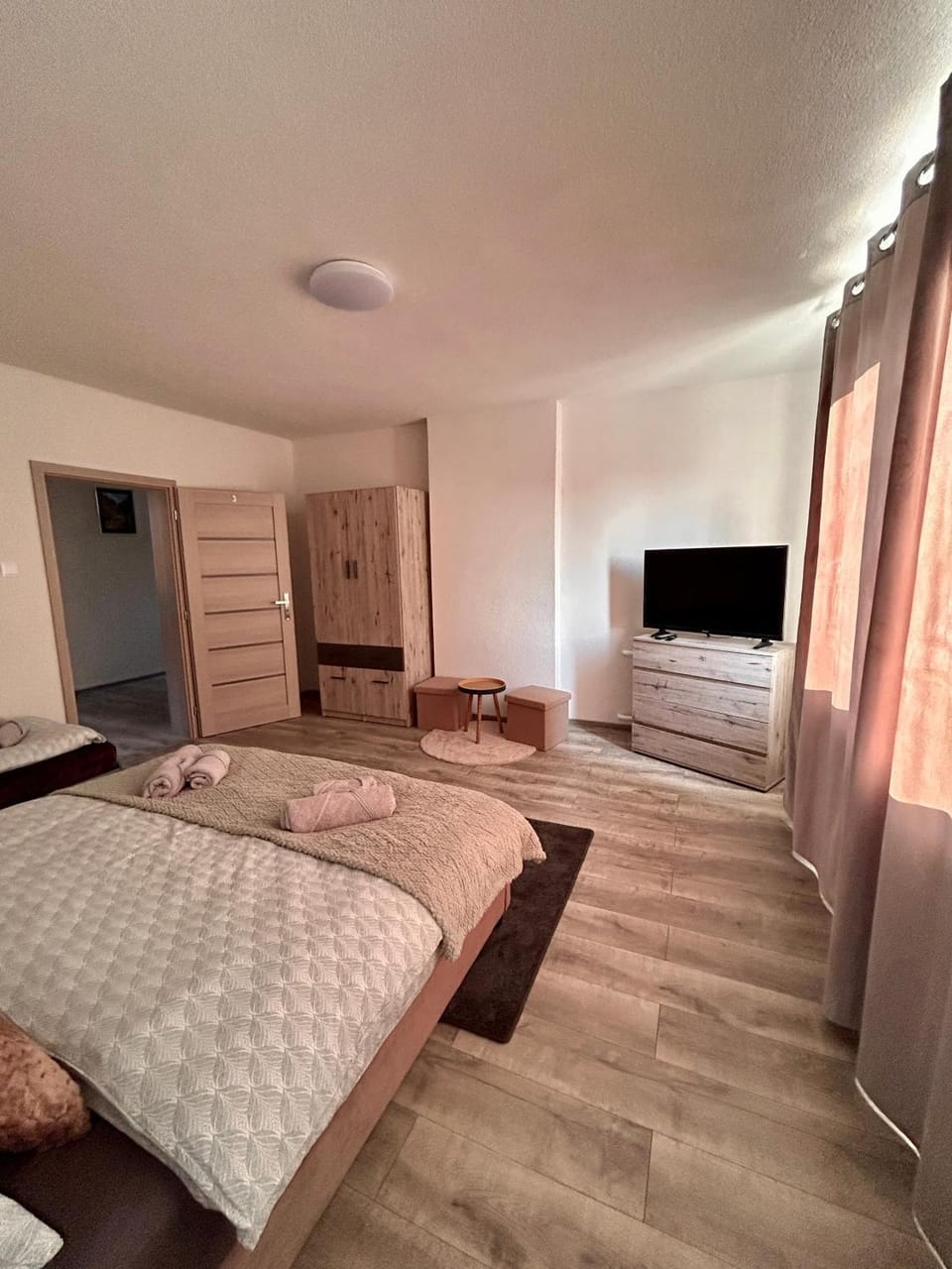 Photo of the whole room, Bedroom