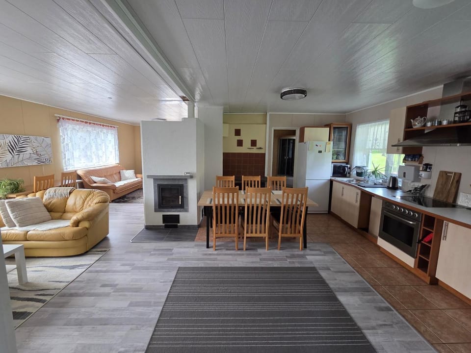 Kitchen or kitchenette, Living room