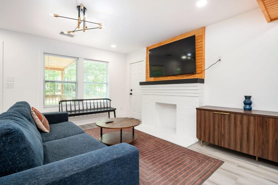 TV and multimedia, Living room, Seating area, Evening entertainment