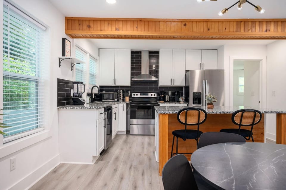 Kitchen or kitchenette, Living room, Seating area, dishwasher, oven, stove