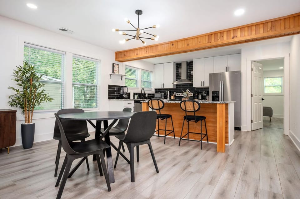 Kitchen or kitchenette, Seating area, Dining area, dishwasher, minibar, oven, stove