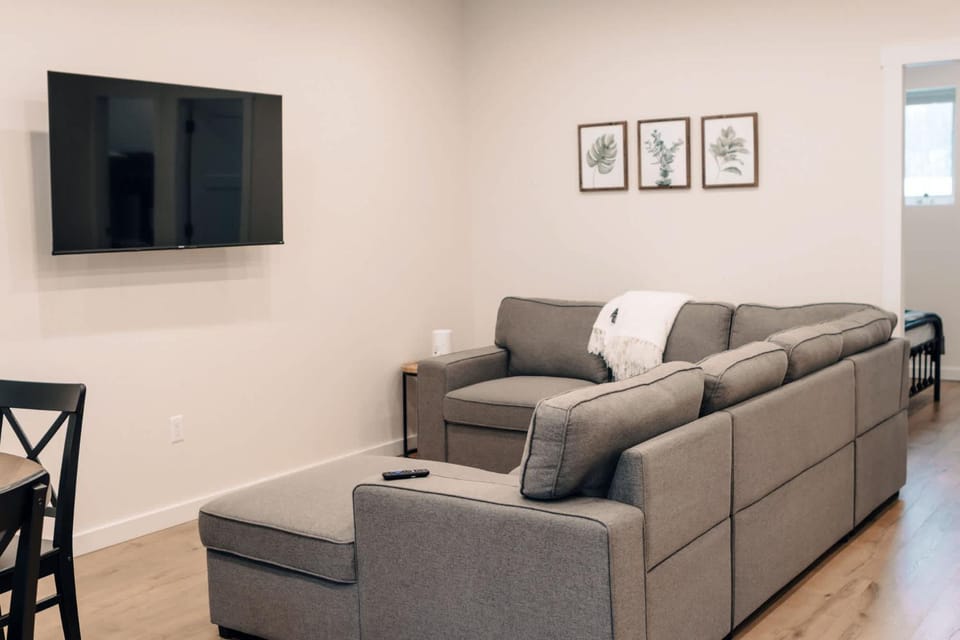Revy To Go - Unique 2-Bedroom Condo Apartment in Revelstoke