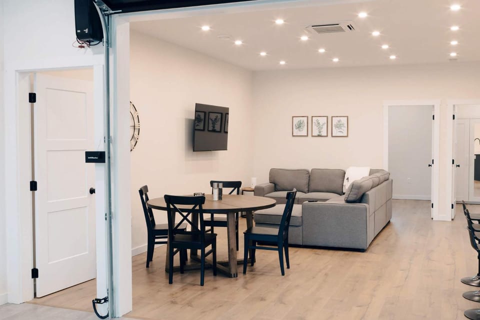 Revy To Go - Unique 2-Bedroom Condo Apartment in Revelstoke