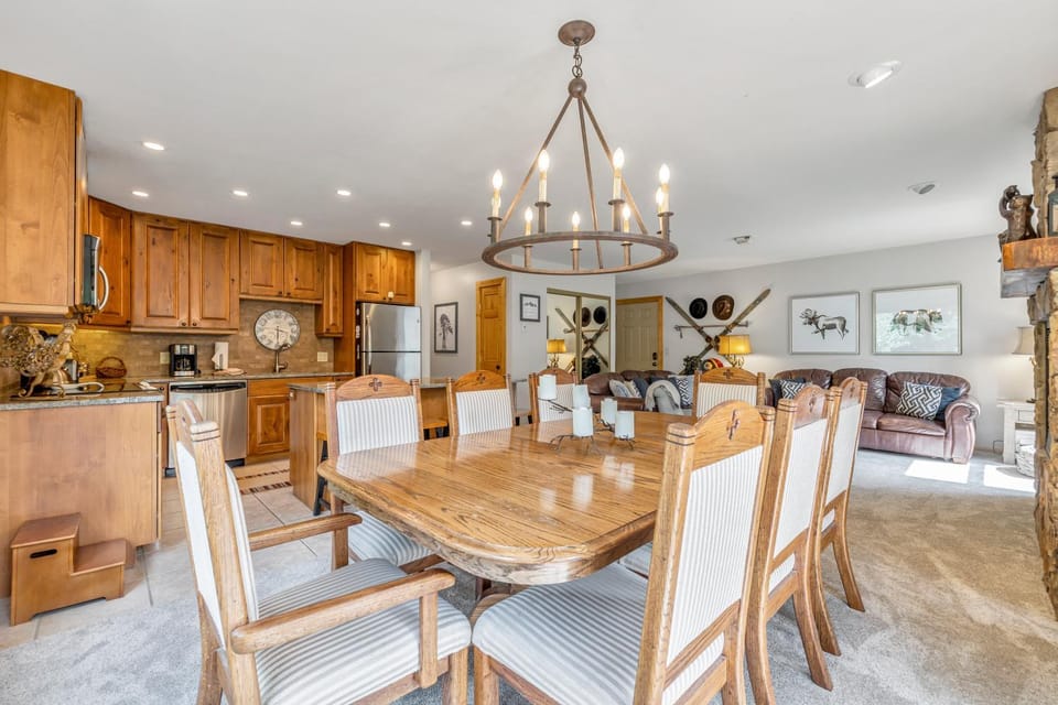 Kitchen or kitchenette, Dining area