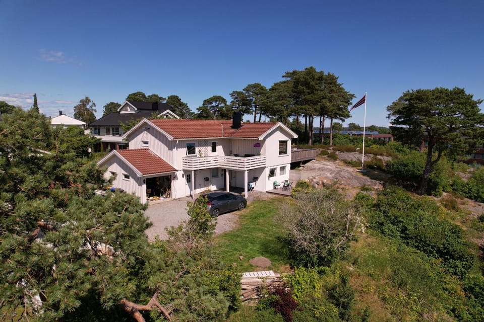 Property building, Garden, Parking
