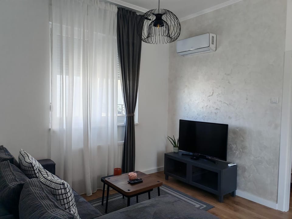 Communal lounge/ TV room, TV and multimedia, Living room, Seating area, Evening entertainment, air conditioner