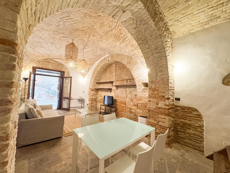 Kalma Arched Loft - Unique Brick Vault in City Heart Apartment in Cagliari