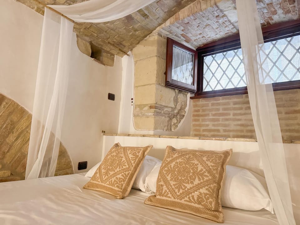 Kalma Arched Loft - Unique Brick Vault in City Heart Apartment in Cagliari