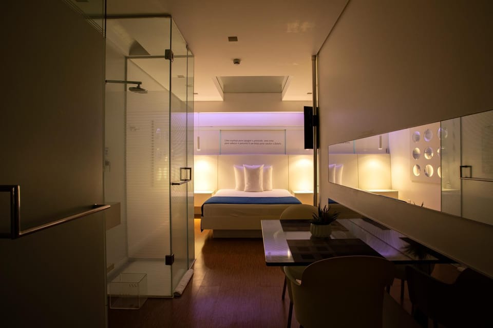 Shower, Bed, Photo of the whole room, Dining area, Bedroom, air conditioner