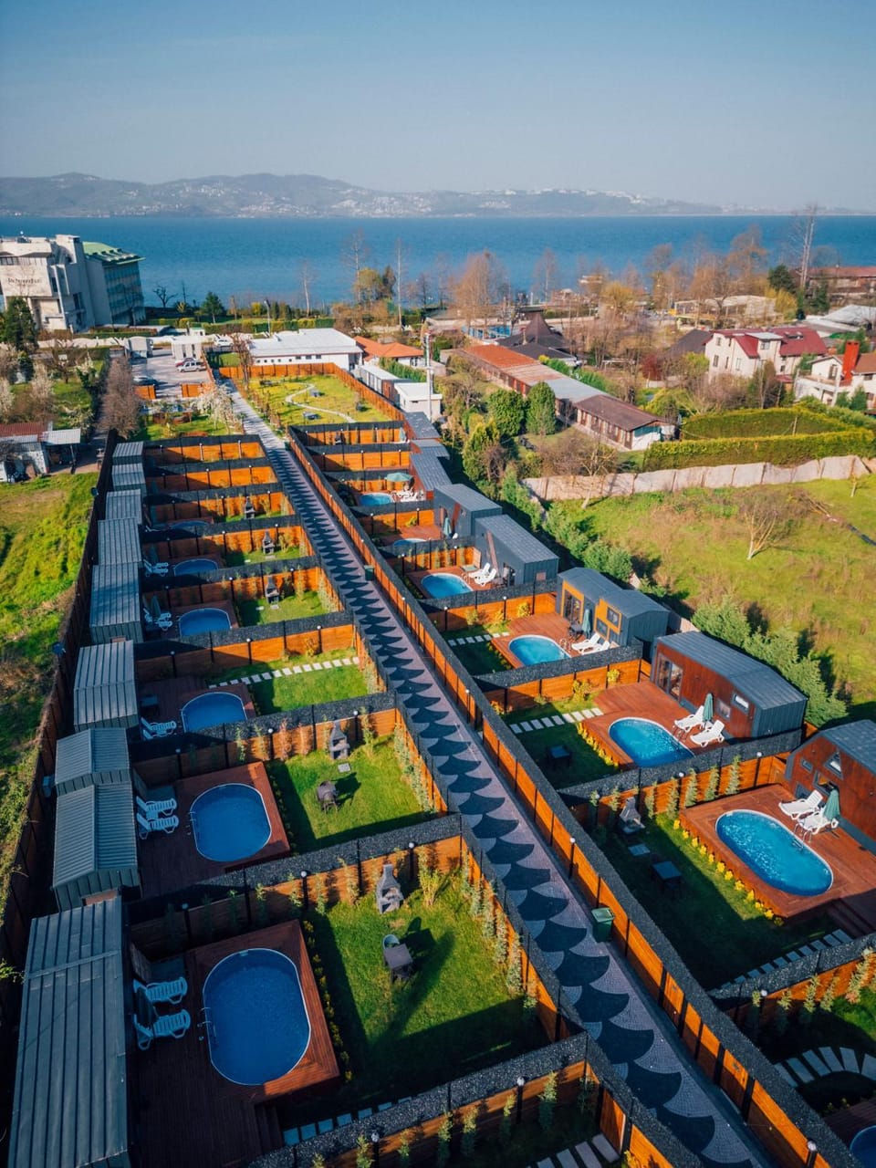 Day, Natural landscape, Bird's eye view, Lake view, Street view, Swimming pool, Location, Parking
