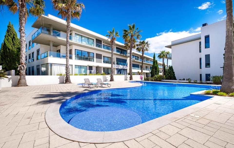 Property building, Day, Pool view, Swimming pool, sunbed