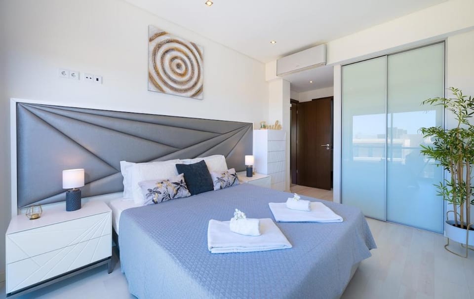 Bed, Photo of the whole room, Bedroom, towels, air conditioner