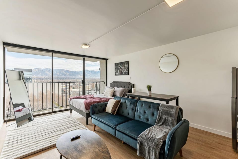 Cozy Mountain View Queen Bed Free Pkg Gym Apartment in Salt Lake City
