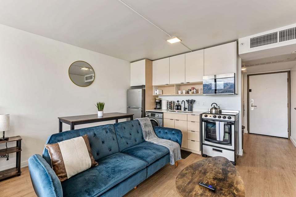 Cozy Mountain View Queen Bed Free Pkg Gym Apartment in Salt Lake City