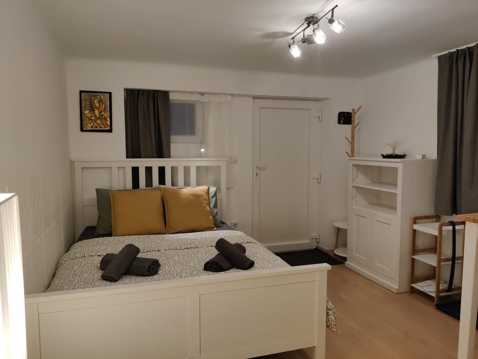 Saujana Studio - Lower Ground Retreat Bed and Breakfast in Hungary