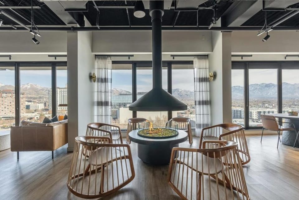 Downtown Mountain Views Fire pit Free Pkg Gym Apartment in Salt Lake City