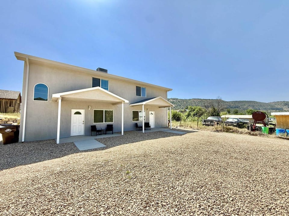 Entire Duplex near Zion with 2 hot tubs sleeps 9 House in Glendale