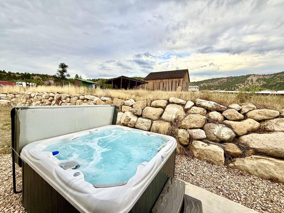 Updated townhouse just minutes from Zion with hot tub House in Glendale