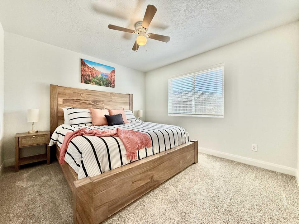 Updated townhouse just minutes from Zion with hot tub House in Glendale