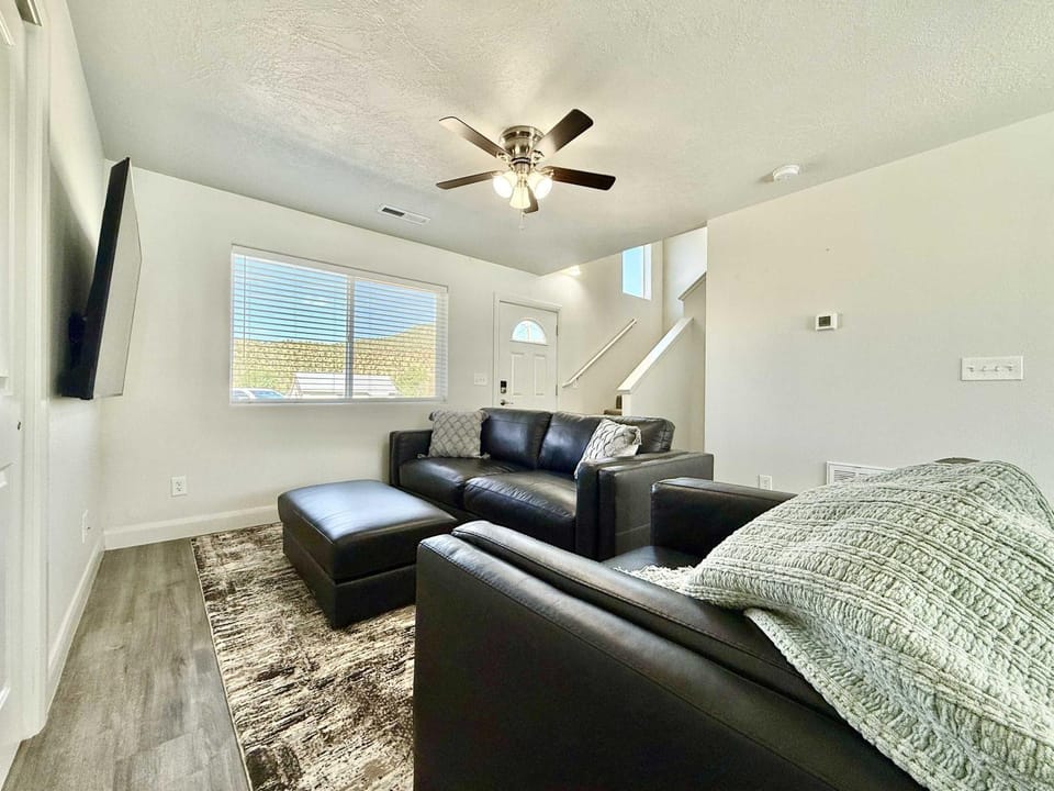 Townhome in Glendale UT near Zion with hot tub House in Glendale