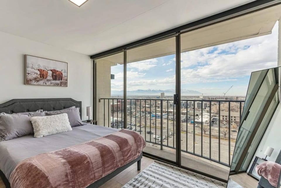 Modern Downtown High Rise Gym Free Pkg Apartment in Salt Lake City