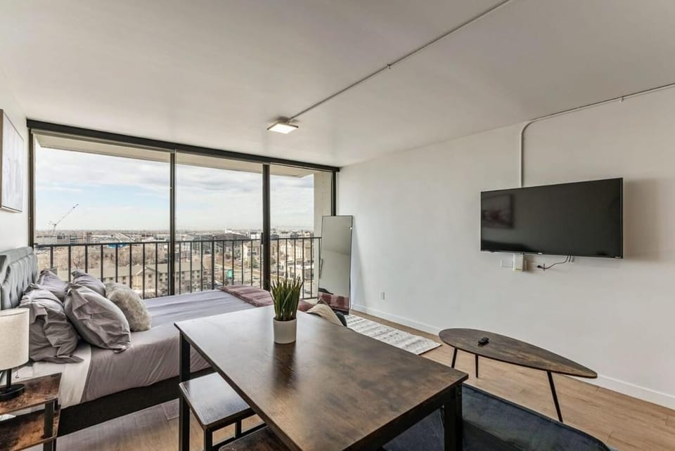 Modern Downtown High Rise Gym Free Pkg Apartment in Salt Lake City