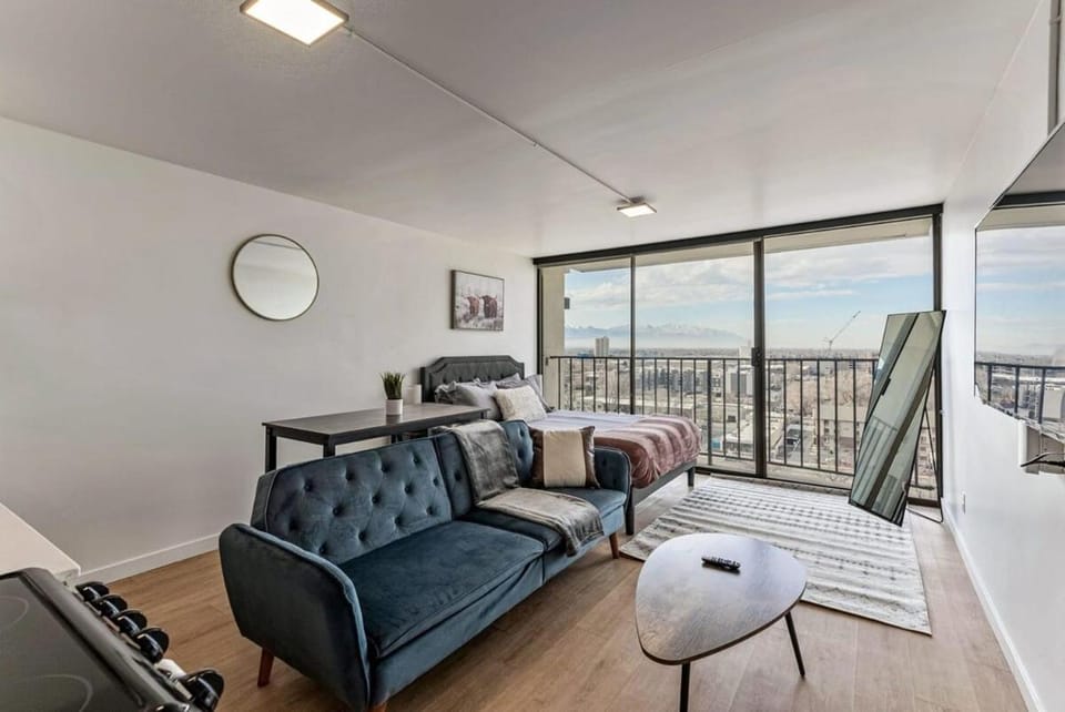 Modern Downtown High Rise Gym Free Pkg Apartment in Salt Lake City