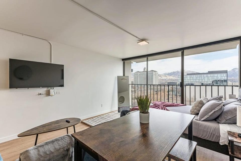 The White Mountain View Downtown Studio Apt Free Pkg Gym Apartment in Salt Lake City