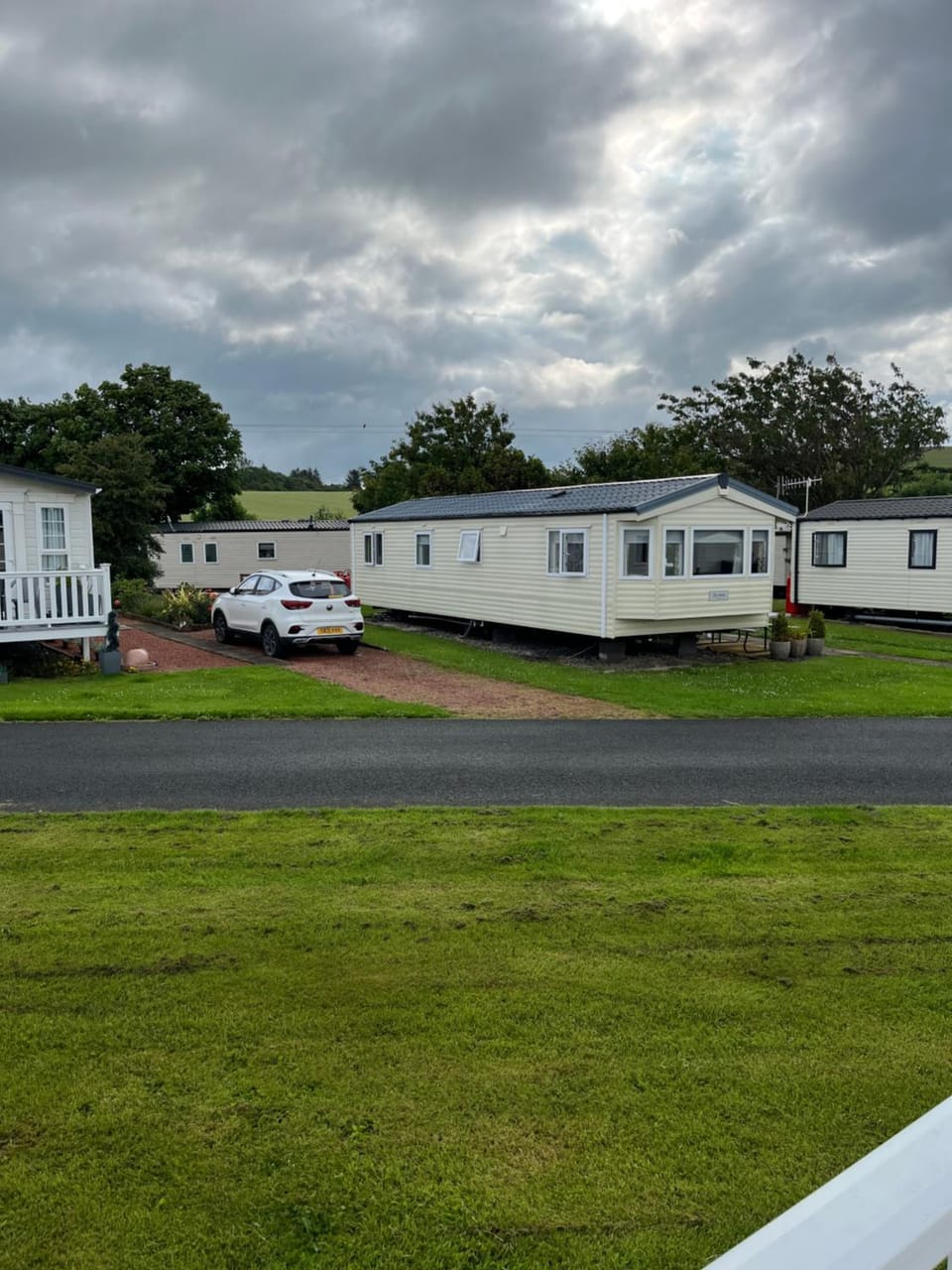 Property building, Day, Neighbourhood, Parking