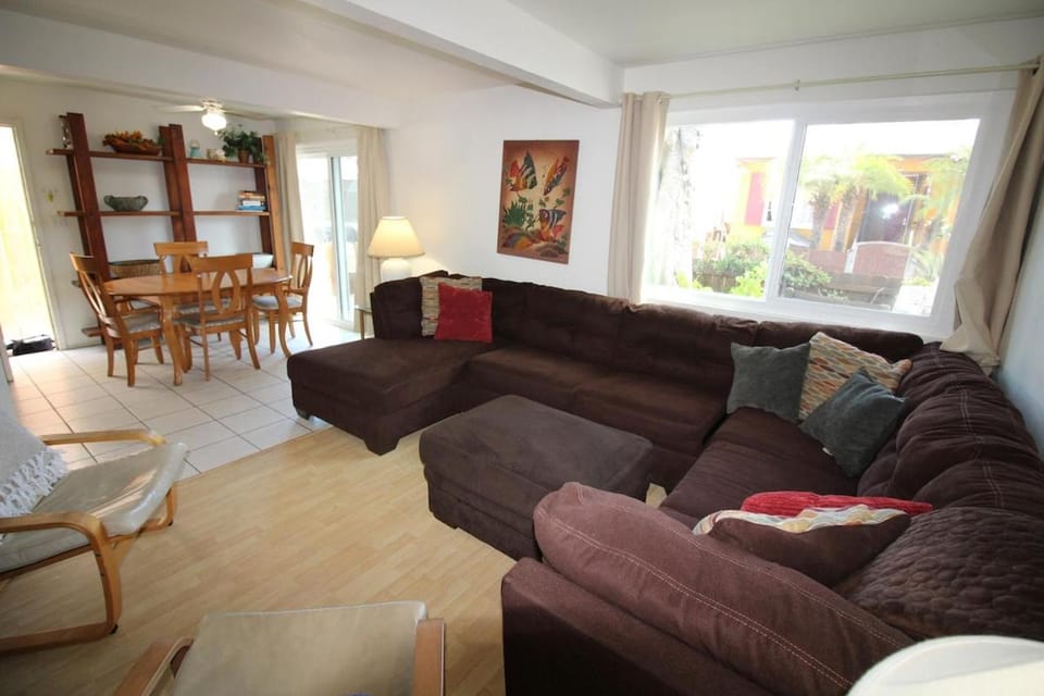 Mission Beach Bayside Beachy Duplex Flat- 2br 1ba- Sleeps 6 Steps to Beach Bay and Belmont Park House in Mission Beach