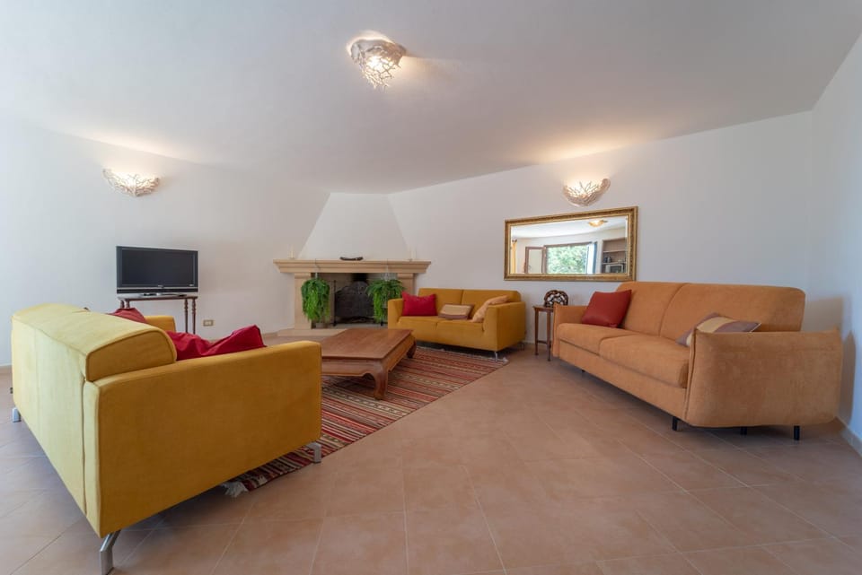 Communal lounge/ TV room, TV and multimedia, Living room, Seating area, Evening entertainment