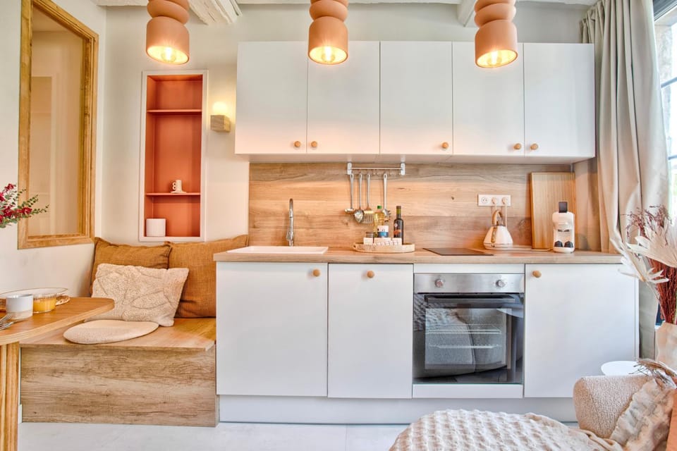 Kitchen or kitchenette, Living room, Seating area, stove