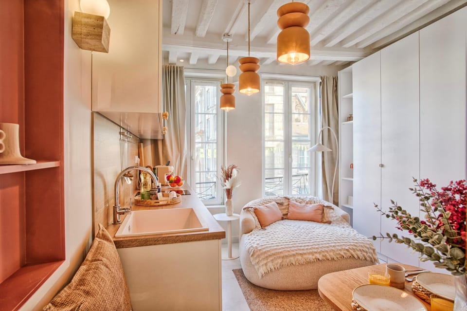 Kitchen or kitchenette, Living room, Seating area, Dining area