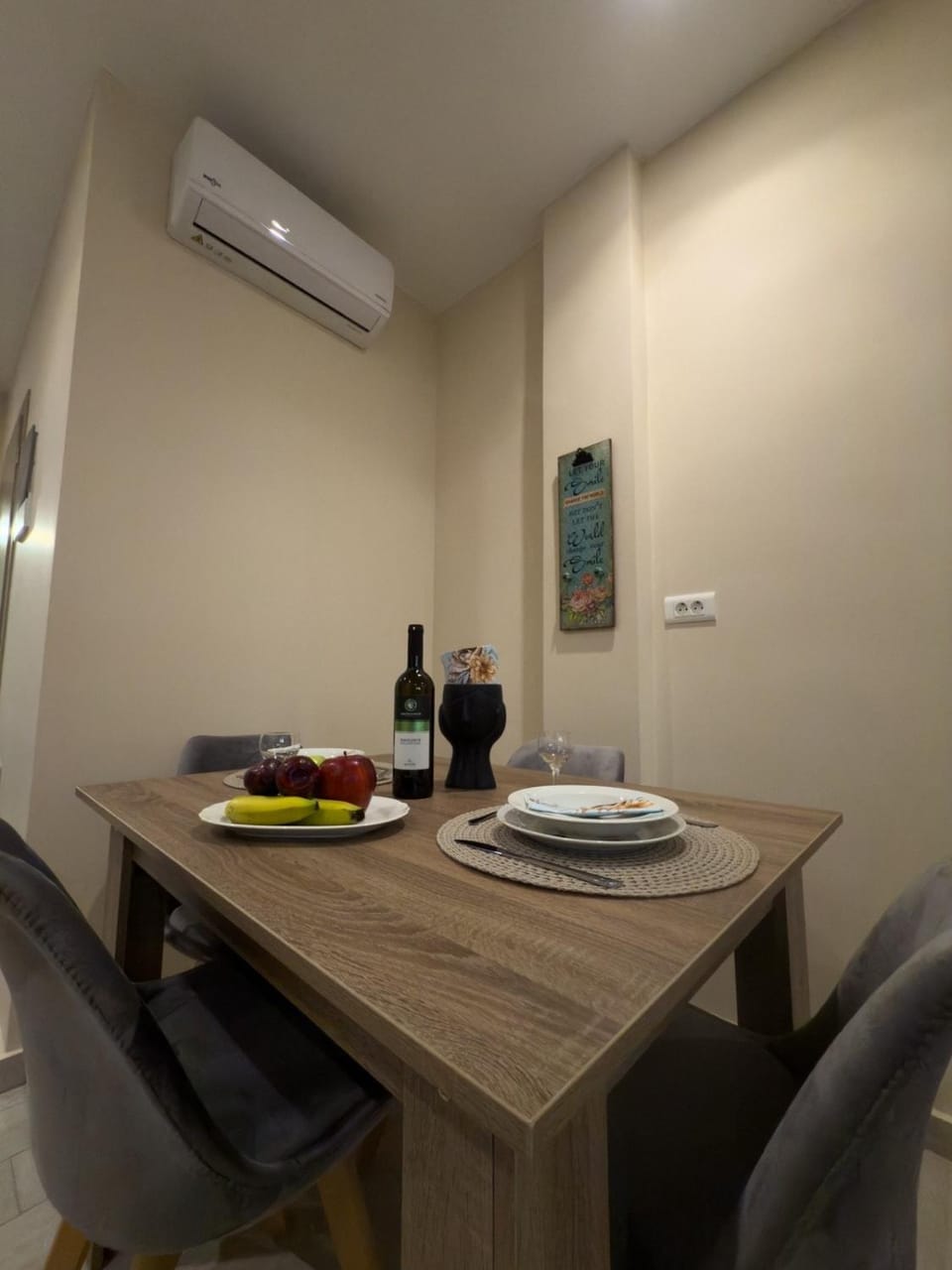 Living room, Food and drinks, Seating area, Dining area, Food, air conditioner