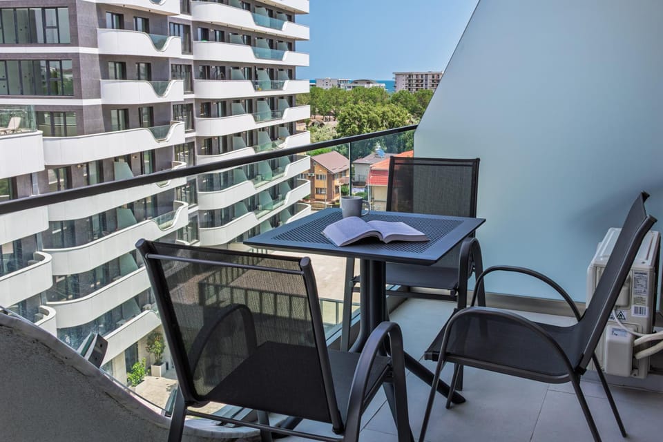 Property building, Day, Balcony/Terrace