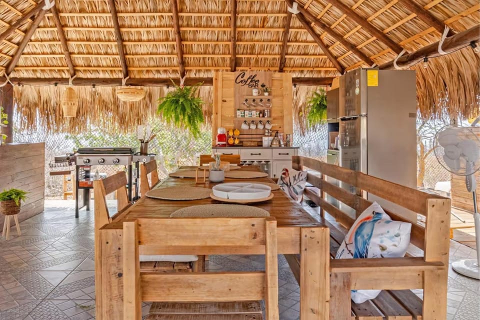 Kitchen or kitchenette, Living room, Seating area, Dining area