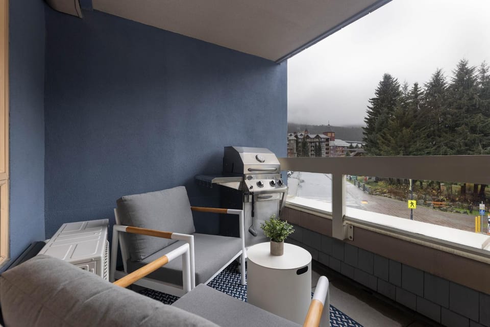1BR plus King Murphy Bed in Tyndall Stone Lodge, Village Location, Pool and Hot Tub, Fireplace House in Whistler