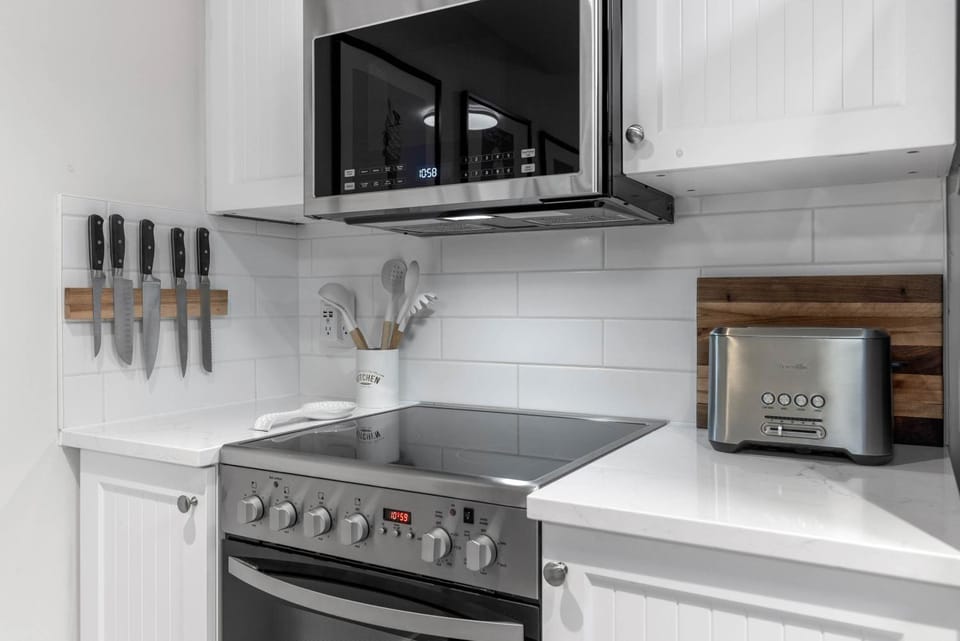 1BR plus King Murphy Bed in Tyndall Stone Lodge, Village Location, Pool and Hot Tub, Fireplace House in Whistler