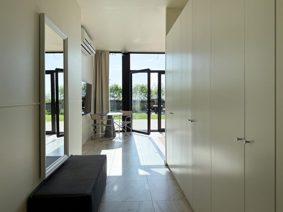 TV and multimedia, Living room, Seating area, wardrobe