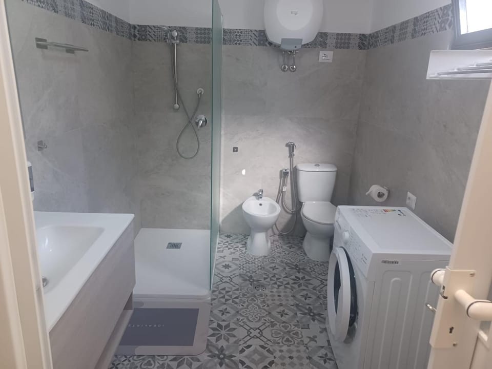 Shower, Toilet, towels, washing machine